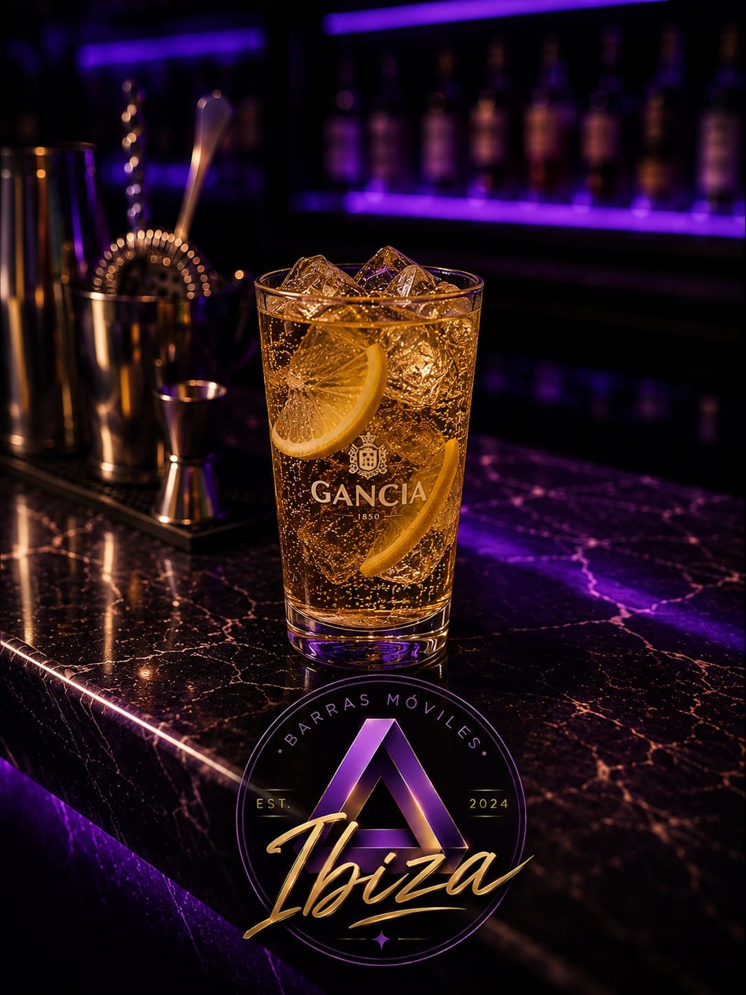 Gancia con limón servido en la barra